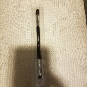 Anastasia Beverly Hills brush 12